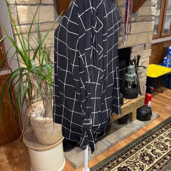 THE LIMITED SIZE X-LARGE BLACK & WHITE DOLMAN 3/4 SLEEVE WITH CUTOUT & TIES. - Picture 2 of 4